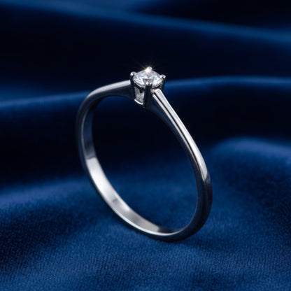 Anello solitario minimalista in oro bianco 18kt con piccolo diamante naturale taglio brillante ArtMID Gioielli