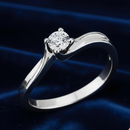 Dettaglio laterale anello solitario Art MiD modello Valentino in oro bianco e diamante ecologico lab grown 0.25 carati.