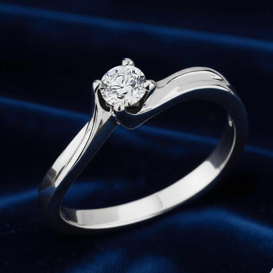 Dettaglio laterale anello solitario Art MiD modello Valentino in oro bianco e diamante ecologico lab grown 0.25 carati.