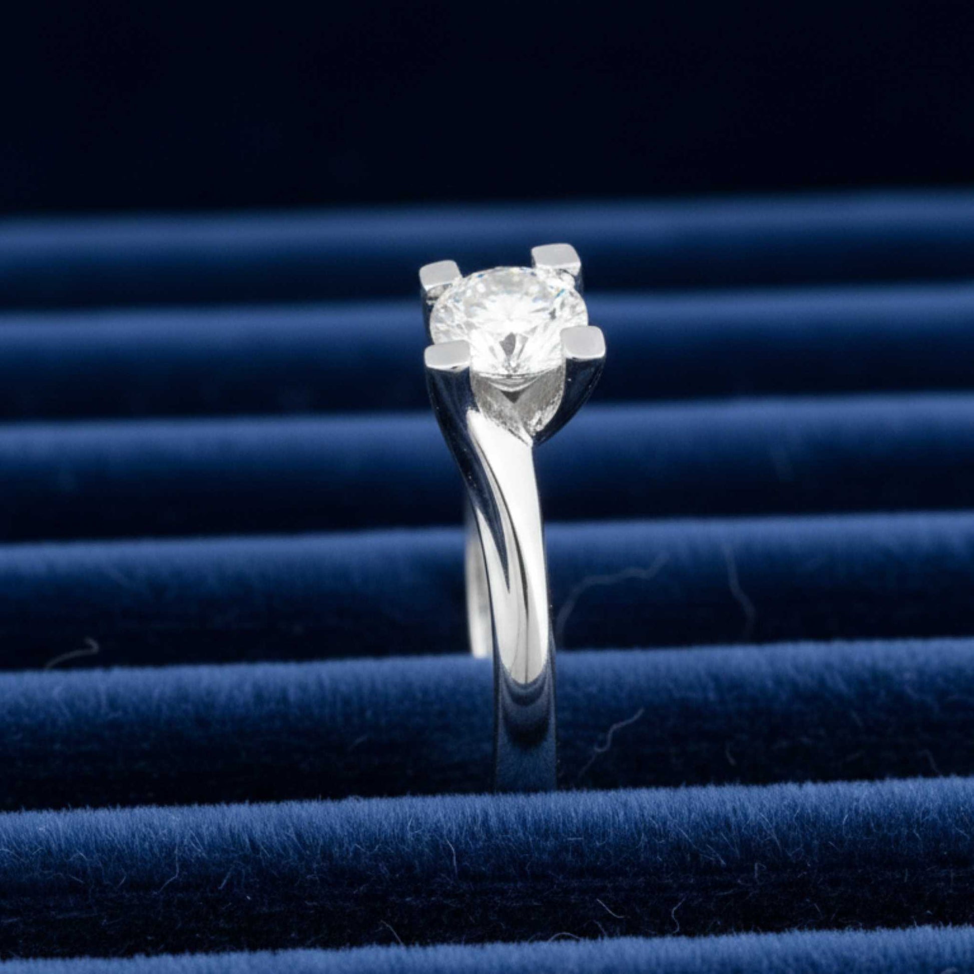 Inquadratura verticale dell'anello Valentino ArtMID, dettaglio del castone e della luce del diamante naturale.