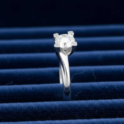 Inquadratura verticale dell'anello Valentino ArtMID, dettaglio del castone e della luce del diamante naturale.