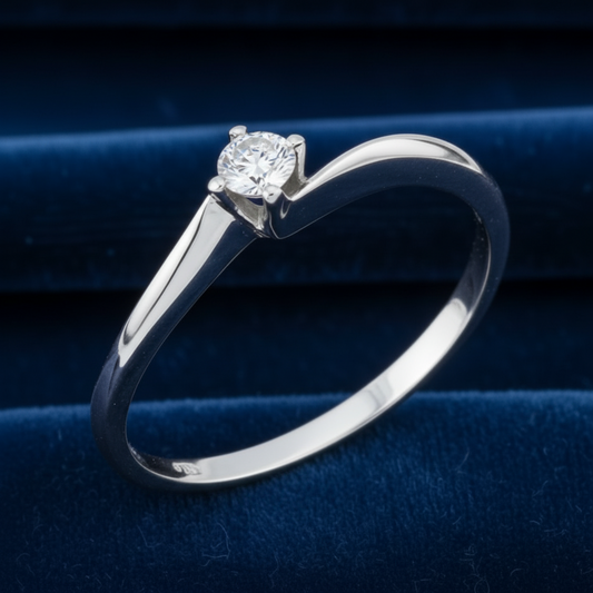 Dettaglio dell'anello solitario Valentino da 0.20 carati indossato, eleganza classica ArtMID Gioielli.