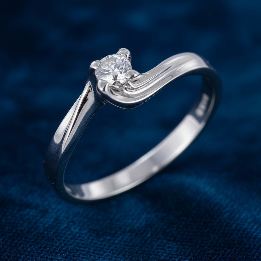 Anello solitario modello Valentino in oro bianco 18kt con diamante naturale taglio brillante ArtMID Gioielli