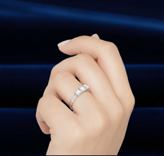 Elegante anello Trilogy da 0,90 carati indossato, dettaglio della luce e del design artigianale.