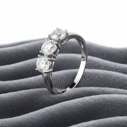 Anello trilogy in argento 925 con tre zirconi bianchi taglio brillante, fatto a mano.