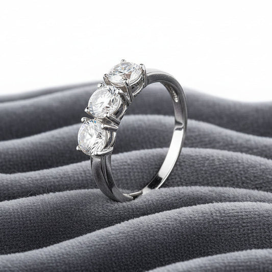 Anello trilogy in argento 925 con tre zirconi bianchi taglio brillante, fatto a mano.