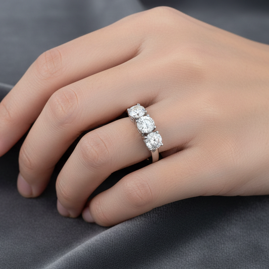 Dettaglio incastonatura anello trilogy argento 925 Art MID Gioielli.