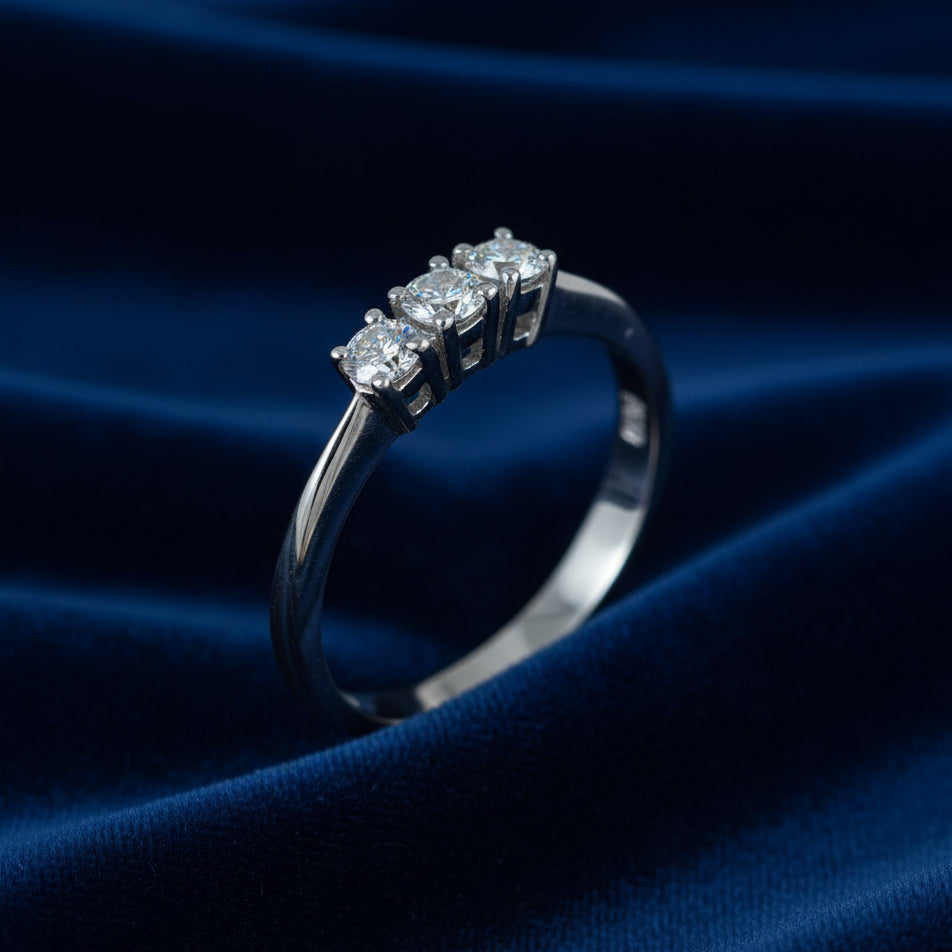 Anello Trilogy in oro bianco 18kt con tre diamanti naturali ct 0,33 Art MID Gioielli.