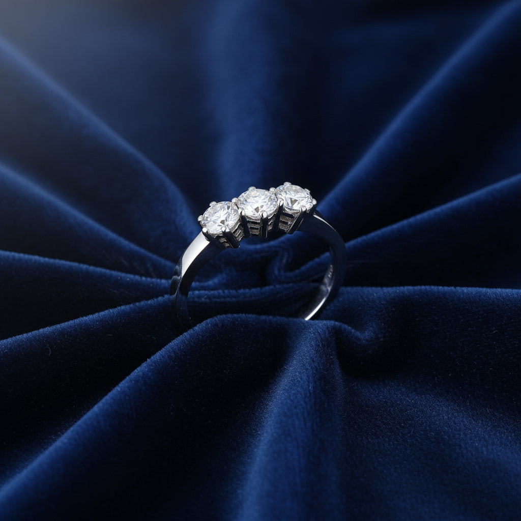 Anello Trilogy in oro bianco 18kt con tre diamanti naturali ct 0,90 Art MID Gioielli.