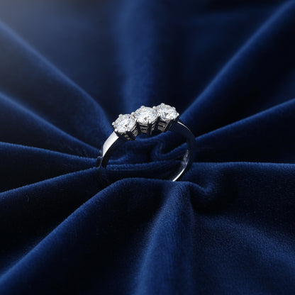 Anello Trilogy in oro bianco 18kt con tre diamanti naturali ct 0,90 Art MID Gioielli.