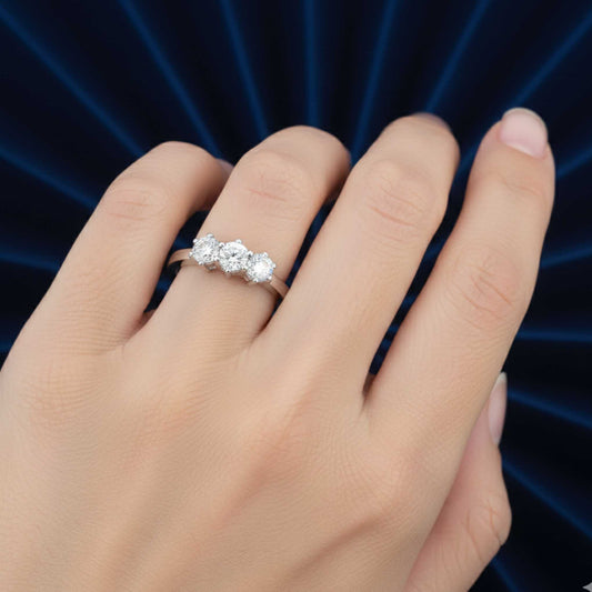 Trilogy Art MiD indossato, anello in oro 18kt con diamanti lab grown taglio brillante 0.60ct, idea regalo scontata.