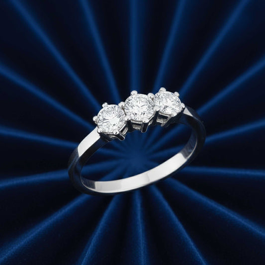 Anello Trilogy Art MiD in oro bianco 18kt con tre diamanti lab grown da 0.60ct totali su velluto blu radiale.