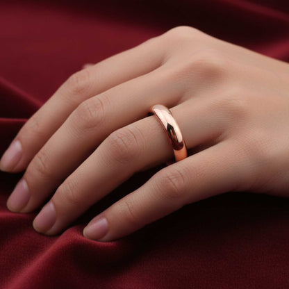Fede classica oro giallo 4.1mm indossata, collezione fedi nuziali Art MiD gioielli.