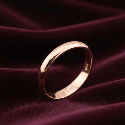 Fede nuziale classica 5 grammi in oro giallo 18kt Art MiD gioielli, vista angolata su sfondo velluto.