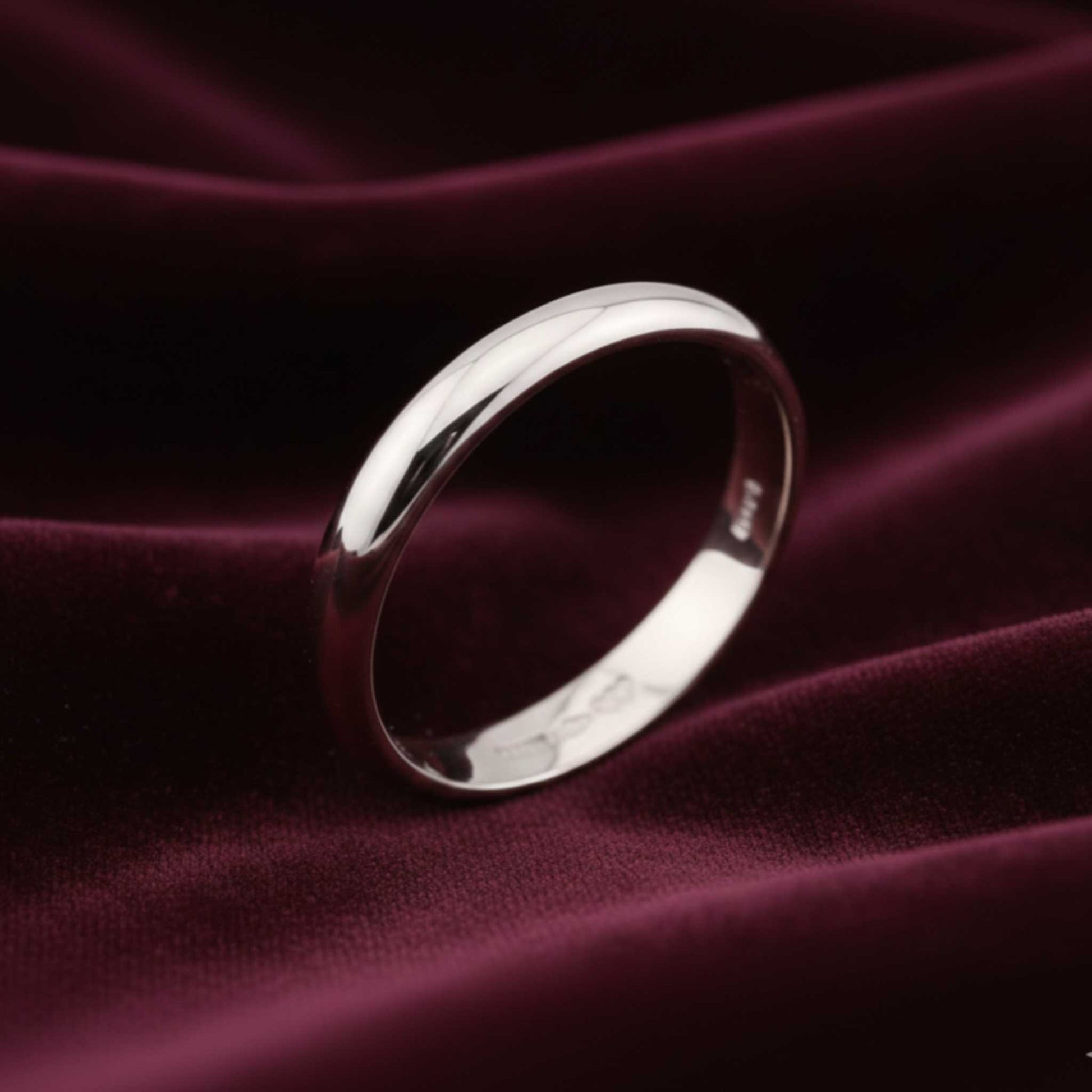Fede nuziale in oro bianco 18kt 750 Art MiD gioielli, spessore 1.3mm su velluto elegante.