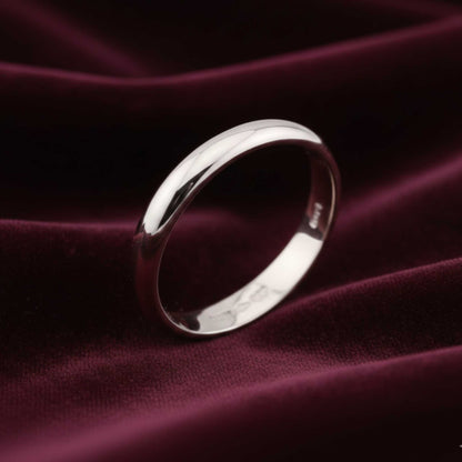 Fede nuziale in oro bianco 18kt 750 Art MiD gioielli, spessore 1.3mm su velluto elegante.