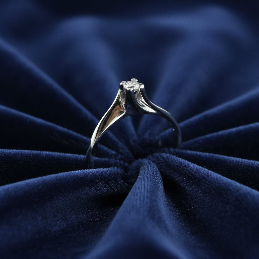 Dettaglio incastonatura diamante naturale 0.05 carati colore G purezza VS su anello in oro bianco - Art Mid