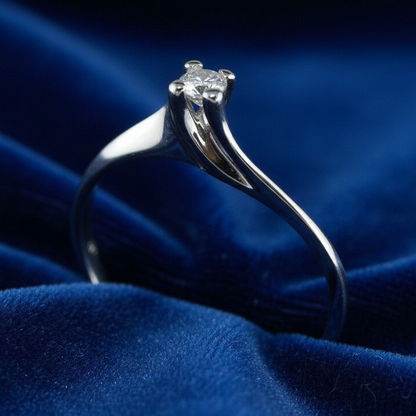Anello Solitario "Valentino" in Oro Bianco 18kt con Diamante 0.10 ct