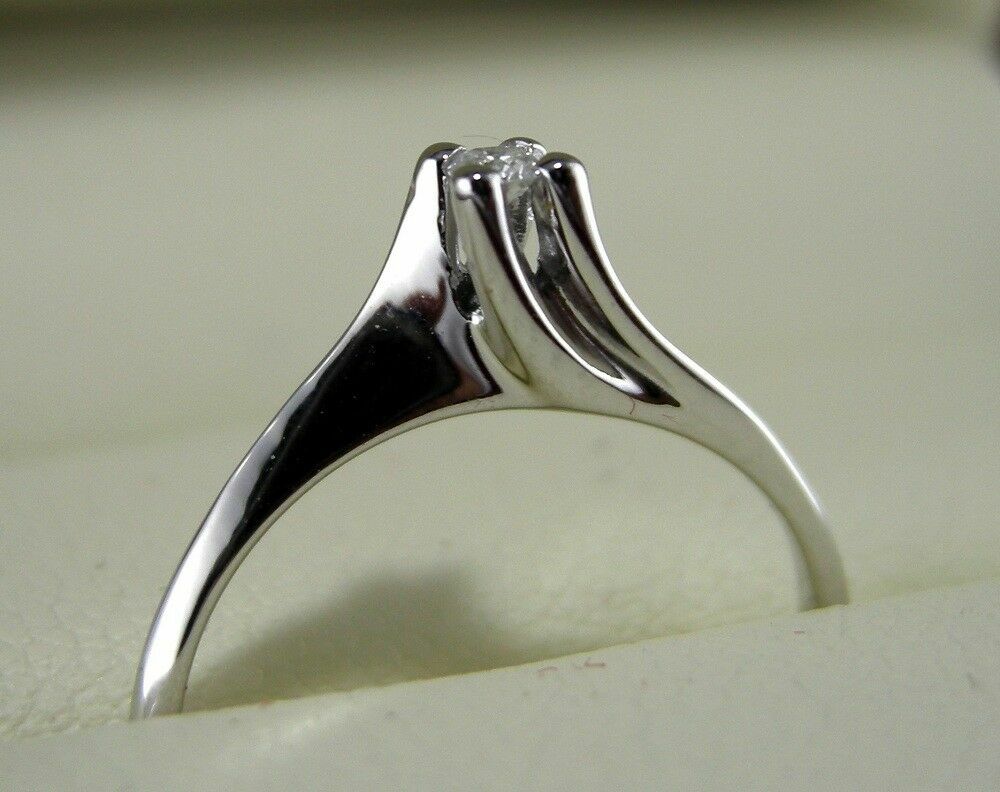 Anello solitario Valentino indossato, gioiello artigianale in oro bianco 750 per proposta di matrimonio