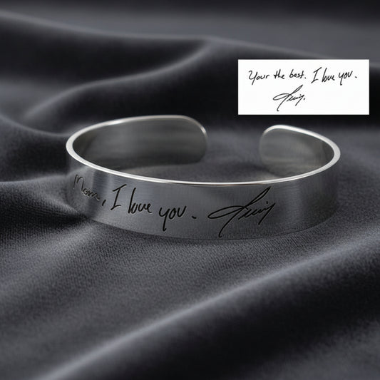 Bracciale a fascia larga in argento 925 personalizzato con nomi famiglia su velluto grigio antracite a onde.