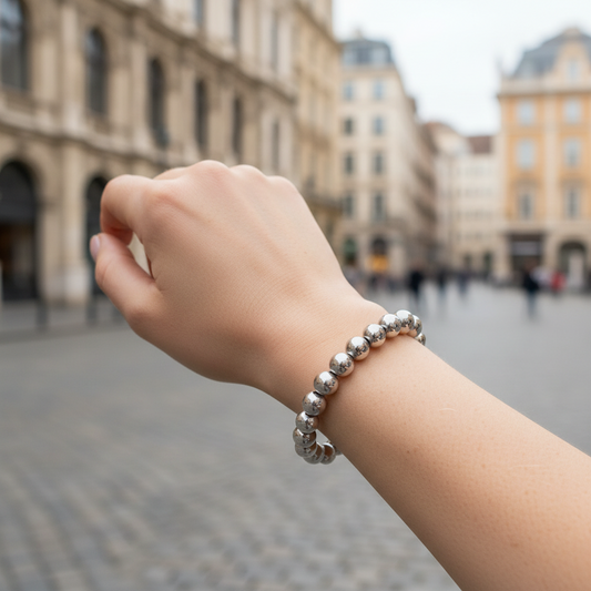 Bracciale con sfere da 8mm in argento 925 rodiato su velluto grigio antracite con effetto onda.