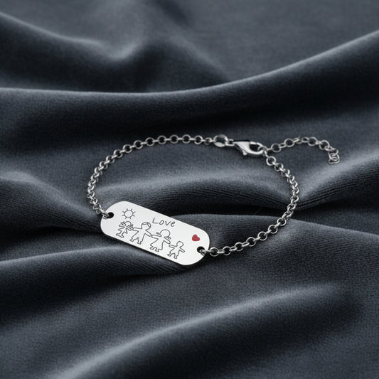 Bracciale argento 925 con piastra rettangolare personalizzata con nomi famiglia su velluto grigio antracite a onde.