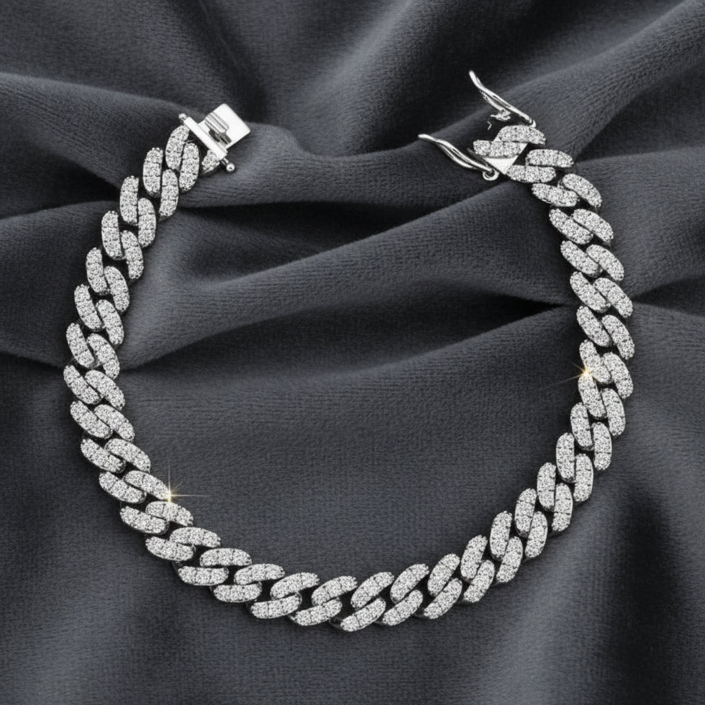 Bracciale da donna maglia grumetta in argento 925 con zirconi brillanti su velluto grigio antracite a onde.