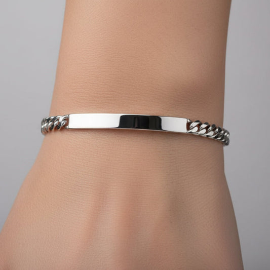 Bracciale unisex in argento 925 Foto ravvicinata di bracciale in argento con piastra personalizzabile indossato al polso, stile ArtMID