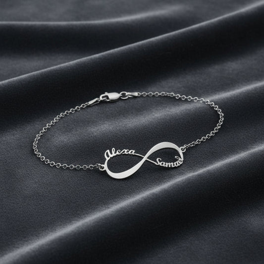 Bracciale infinito in argento 925 rodiato personalizzabile con nomi su velluto grigio antracite a onde.