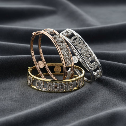 Bracciale a manetta rigida in argento 925 con nome personalizzato in zirconi su velluto grigio antracite a onde.