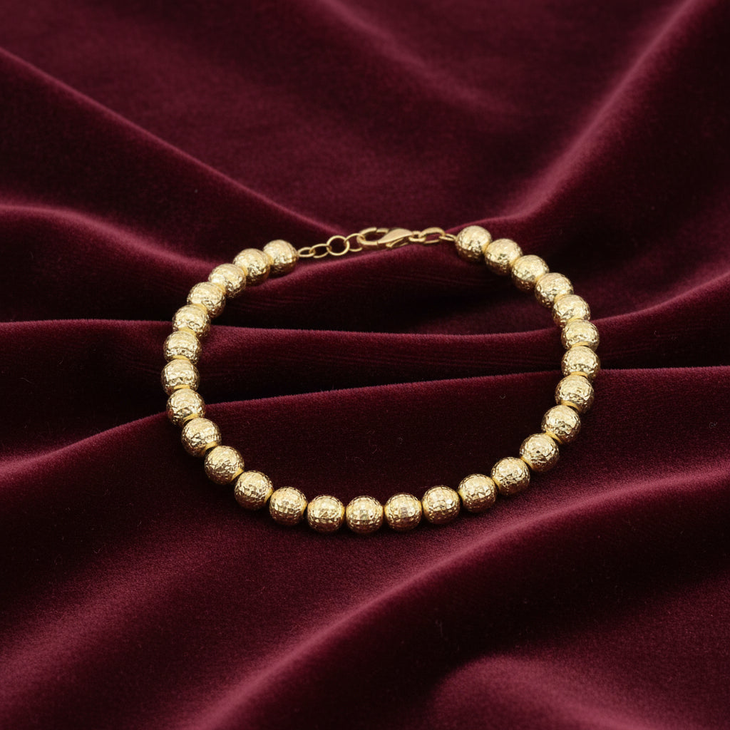 Bracciale Milleluci in oro giallo 18kt con sfere diamantate da 6mm, peso 6.10g, su velluto bordeaux a onde.