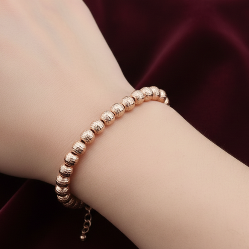 Bracciale Milleluci in oro rosa 18kt con sfere diamantate da 6mm, peso 6.10g, presentato su velluto bordeaux a onde.