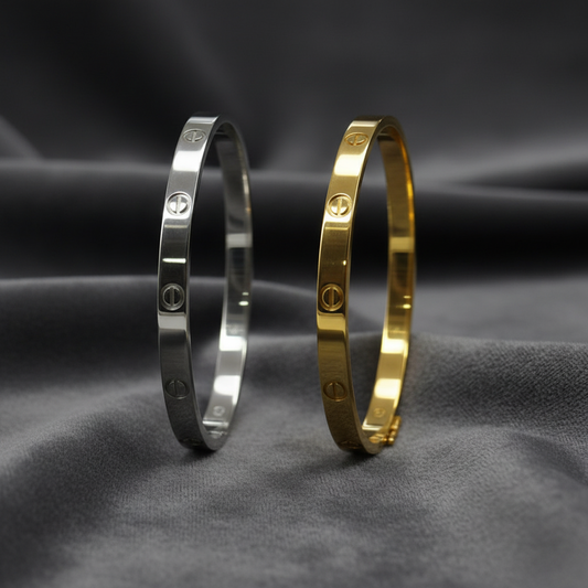 Bracciale rigido modello Love in argento 925 con viti su sfondo velluto grigio antracite effetto onda.