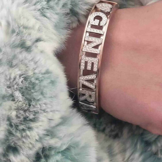 Bracciale rigido in argento 925 con nome personalizzato in pavé di zirconi brillanti su velluto grigio antracite a onde.
