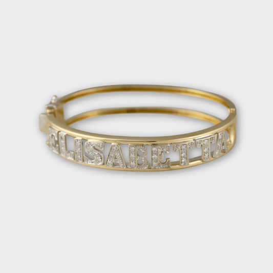 Bracciale rigido in argento 925 con nome personalizzato in pavé di zirconi brillanti su velluto grigio antracite a onde.
