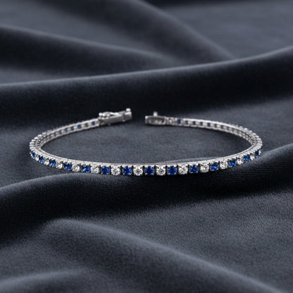 Bracciale tennis ArtMID in argento 925 con pietre blu e bianche su sfondo velluto blu radiale.