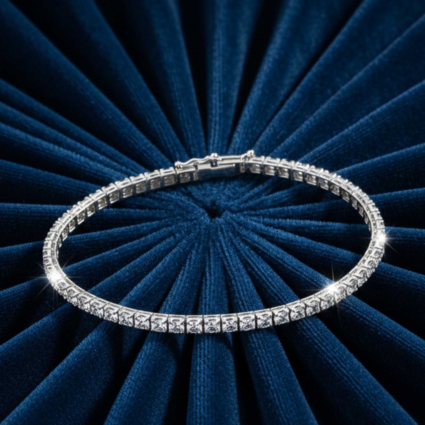 Bracciale tennis ArtMID con 4 carati di diamanti lab-grown su velluto blu radiale.