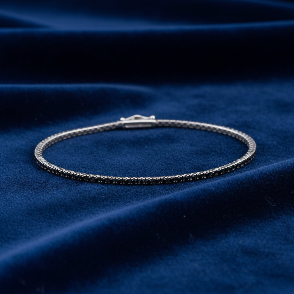 Bracciale tennis Art MiD in oro 18kt con diamanti neri (black) su velluto blu effetto onda.