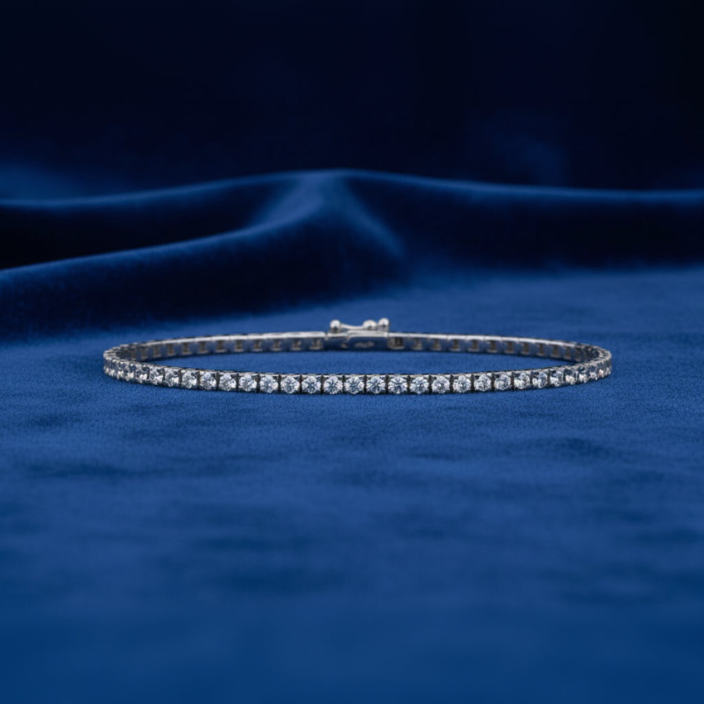 Bracciale tennis Art MiD in oro 18kt con diamanti lab grown HPHT su velluto blu a onde.
