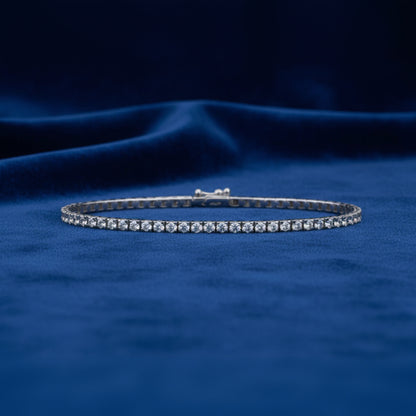 Bracciale tennis Art MiD in oro 18kt con diamanti lab grown HPHT su velluto blu a onde.