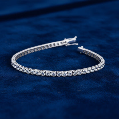 Bracciale tennis classico Art MiD in oro 18kt con diamanti naturali bianchi da 2.70 carati su velluto blu a onde.