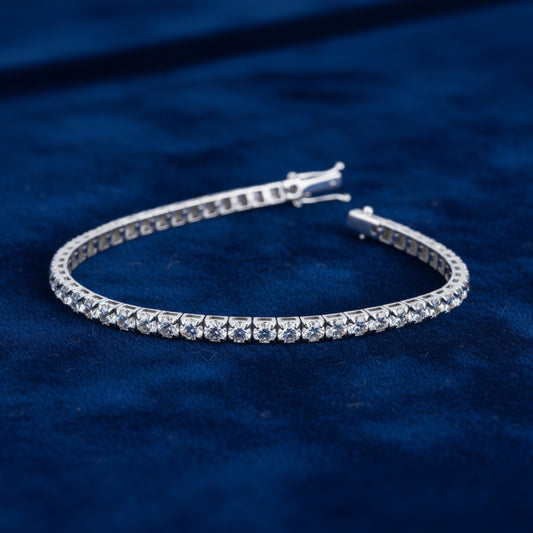 Bracciale tennis classico Art MiD in oro 18kt con diamanti naturali bianchi da 2.70 carati su velluto blu a onde.