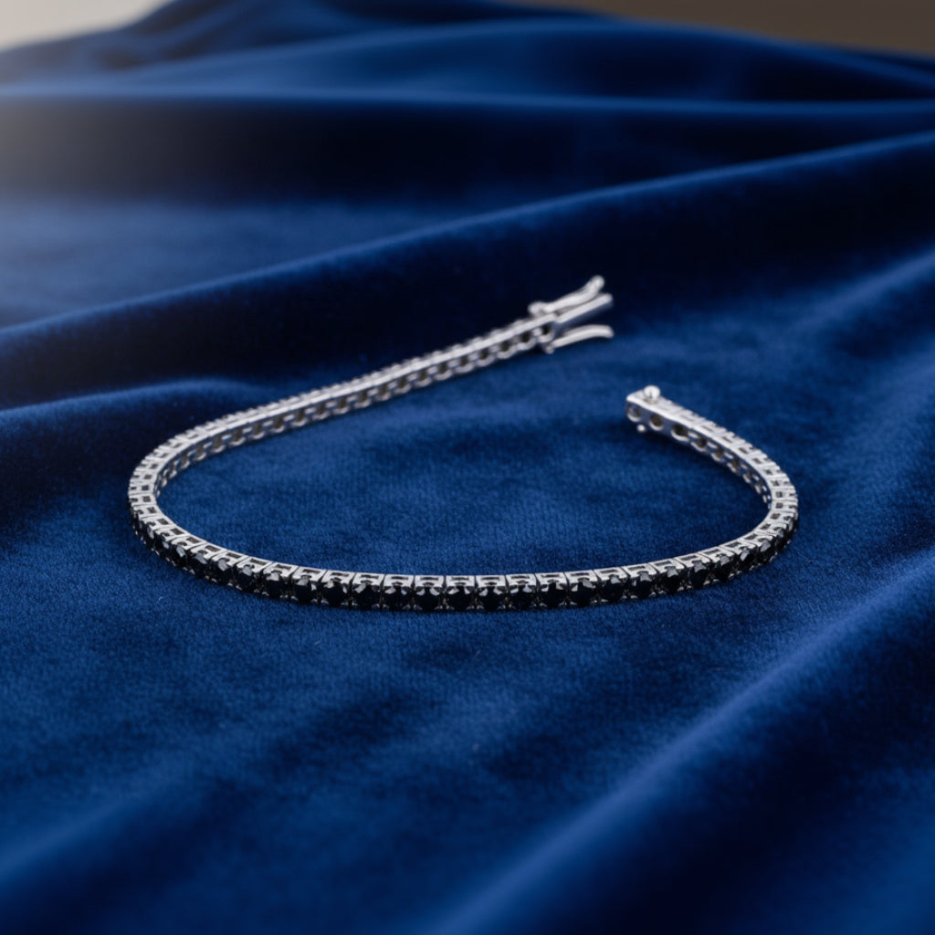 Bracciale tennis Art MiD in oro 18kt con diamanti neri da 2.60 carati su velluto blu effetto onda.
