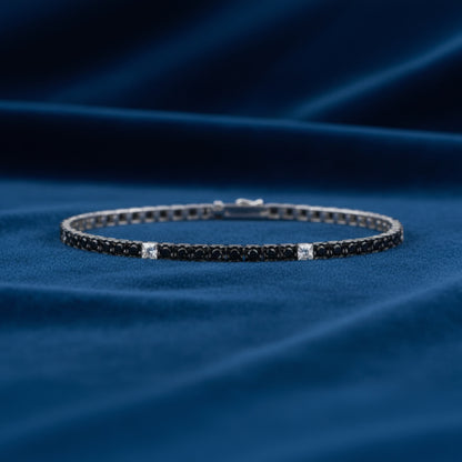 Bracciale tennis Art MiD in oro 18kt con diamanti neri e bianchi alternati su velluto blu ondoso.