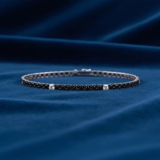 Bracciale tennis Art MiD in oro 18kt con diamanti neri e bianchi alternati su velluto blu ondoso.