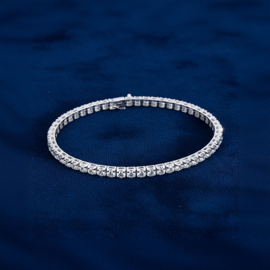 Bracciale Tennis Piramide in diamanti Lab-Grown indossato al polso, dettaglio montatura artigianale.