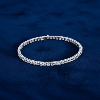 Bracciale Tennis Piramide in diamanti Lab-Grown indossato al polso, dettaglio montatura artigianale.