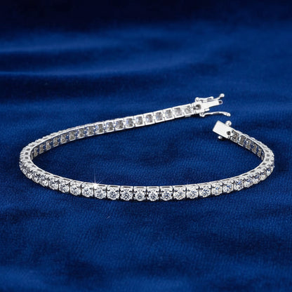 Bracciale tennis modello piramide Art MiD in oro bianco 18kt e diamanti bianchi su velluto blu a onde.
