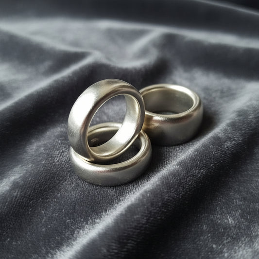 Confronto larghezze anello a fascia grande media e piccola in argento 925