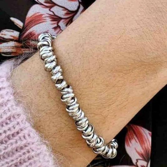 Particolare dei dischetti mobili in argento lucido del bracciale ArtMID.